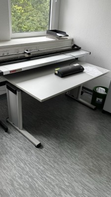 1 Schreibtisch